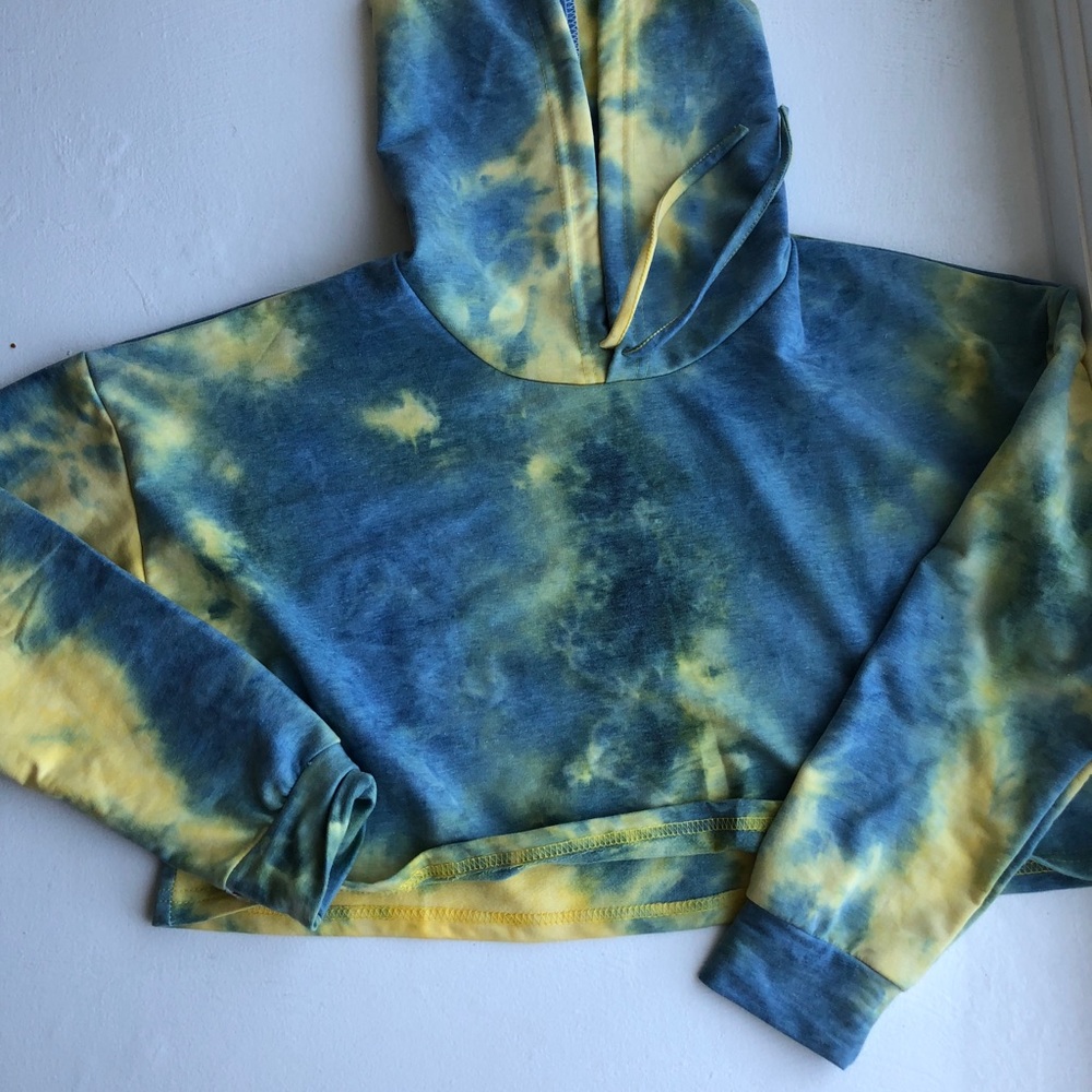 Cropped tie dye sweatshirt